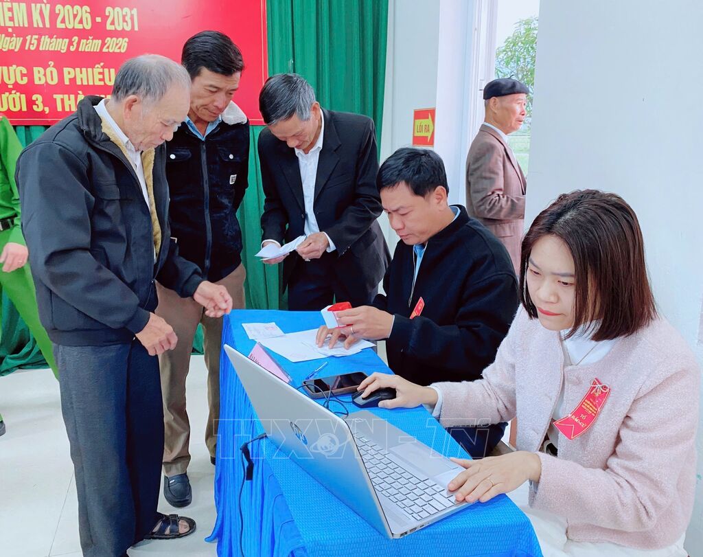 Người dân xã A Lưới 3 hoàn thành việc bỏ phiếu.&nbsp;