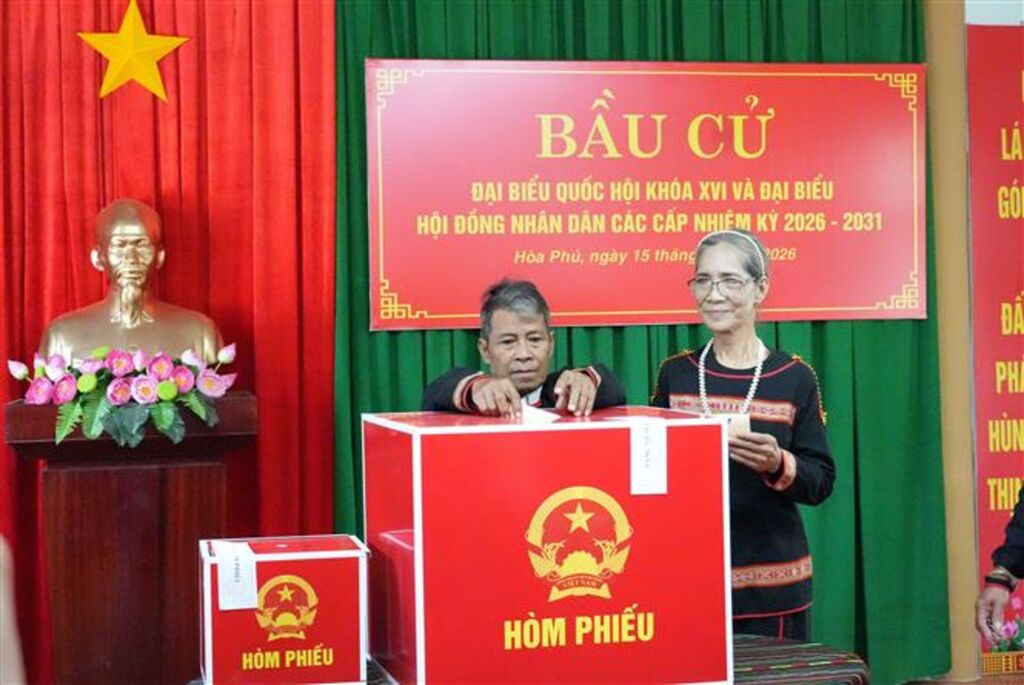 Đồng bào ÊĐê ở buôn Tuôr, xã Hòa Phú, tỉnh Đắk Lắk bỏ phiếu bầu cử.&nbsp;