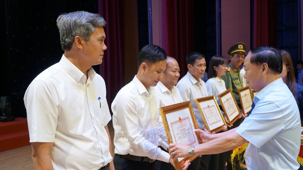 Lãnh đạo tỉnh Gia Lai tặng bằng khen cho các tập thể và cá nhân có thành tích xuất sắc trong công tác tổ chức bầu cử.&nbsp;