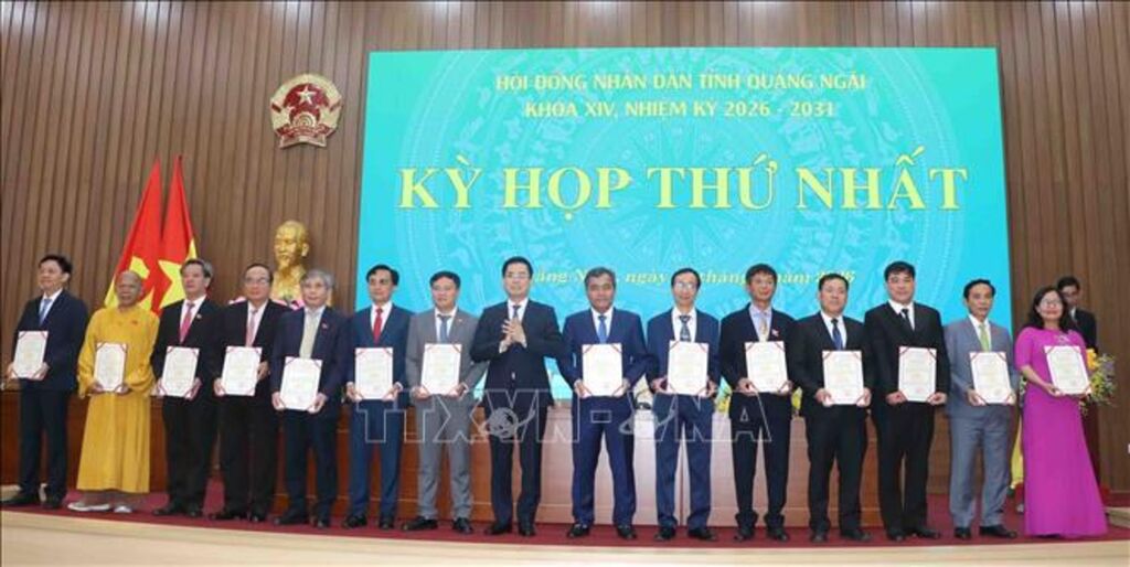 Ủy viên Trung ương Đảng, Phó Bí thư Tỉnh ủy, Chủ tịch UBND tỉnh Nguyễn Hoàng Giang trao giấy chứng nhận cho các đại biểu. Ảnh: Đinh Hương - TTXVN. Ủy viên Trung ương Đảng, Phó Bí thư Tỉnh ủy, Chủ tịch UBND tỉnh Nguyễn Hoàng Giang trao giấy chứng nhận cho các đại biểu.