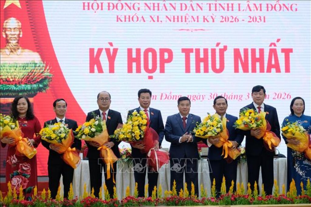 Bí thư Tỉnh ủy Lâm Đồng Y Thanh Hà Niê Kđăm tặng hoa chúc mừng các nhân sự chủ chốt của HĐND tỉnh Lâm Đồng khóa XI, nhiệm kỳ 2026 – 2031. Ảnh: Nguyễn Dũng - TTXVN. Bí thư Tỉnh ủy Lâm Đồng Y Thanh Hà Niê Kđăm tặng hoa chúc mừng các nhân sự chủ chốt của HĐND tỉnh Lâm Đồng khóa XI, nhiệm kỳ 2026 – 2031.